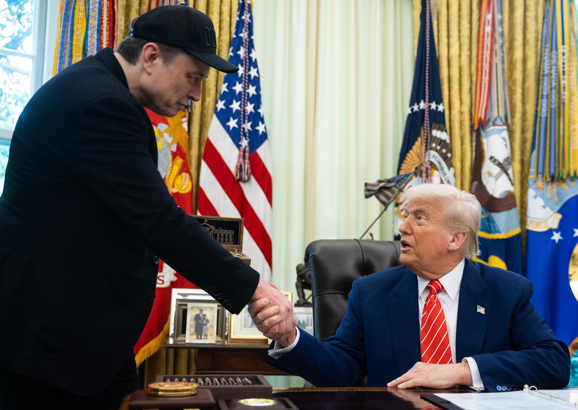 Fotografía de archivo del 30 de mayo de 2025 del presidente estadounidense, Donal Trump (d), saludando al empresario sudafricano Elon Musk durante una conferencia de prensa en el Despacho Oval de La Casa Blanca en Washington (EE.UU). EFE/ Francis Chung/Pool