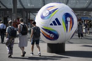 Un balón gigante de la Eurocopa 2025 en una plaza en Berna. EFE/EPA/ANTHONY ANEX