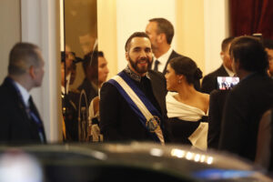 El presidente de El Salvador, Nayib Bukele, sale del Teatro Nacional este domingo, en San Salvador (El Salvador). Bukele aseguró en su discurso por el primer año de su segundo mandato consecutivo, que "le tiene sin cuidado que le llamen dictador" y que prefiere eso "a ver cómo matan a los salvadoreños". EFE/ Rodrigo Sura