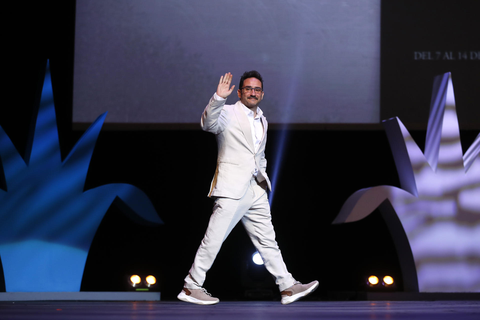 El director de cine español Juan Antonio Bayona recibe el galardón Homenaje Mayahuel Internacional, durante la ceremonia de inauguración de la 40 edición del Festival Internacional de Cine en Guadalajara (FICG), celebrado este viernes en Guadalajara, Jalisco (México). EFE/ Francisco Guasco