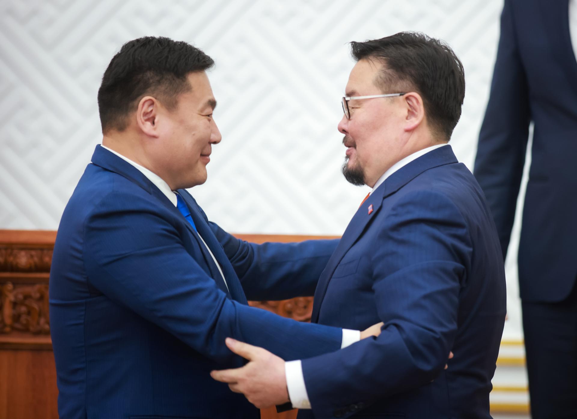El nuevo primer ministro de Mongolia, Zandanshatar Gombojav (D), es felicitado por su antecesor, Oyun-Erdene Luvsannamsrai, en Ulán Bator, Mongolia, el 13 de junio de 2025. EFE/EPA/BYAMBASUREN BYAMBA-OCHIR