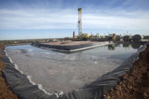 Imagen de archivo de actividades de preparación para extraer petróleo mediante la técnica del 'fracking' en un pozo de la compañía Windsor Energy, en Midland (Texas EE.UU.). EFE/Caty Arévalo