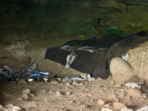 Vista del estado del yacimiento arqueológico Del Abrigo de San Lázaro lleno de restos de basura y deteriorado en su integridad con respecto al cerramiento que se hizo en la anterior campaña de excavación, que tuvo lugar en 2023. EFE/ Proyecto Primeros Pobladores De Segovia SOLO USO EDITORIAL SOLO DISPONIBLE PARA ILUSTRAR LA NOTICIA QUE ACOMPAÑA (CRÉDITO OBLIGATORIO)
