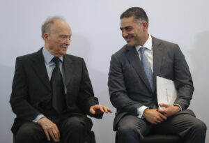 El fiscal General de la República, Alejandro Gertz Manero (i), y el secretario de Seguridad y Protección Ciudadana, Omar García Harfuch (d), hablan durante una rueda de prensa este domingo, en Ciudad de México (México). EFE/ Isaac Esquivel