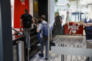 La Unidad Central Operativa (UCO) de la Guardia Civil ha accedido este viernes a la sede del PSOE, en la calle Ferraz, a petición del Tribunal Supremo, para clonar el correo corporativo del exsecretario de Organización del partido Santos Cerdán, investigado por adjudicaciones presuntamente irregulares.EFE/Rodrigo Jiménez