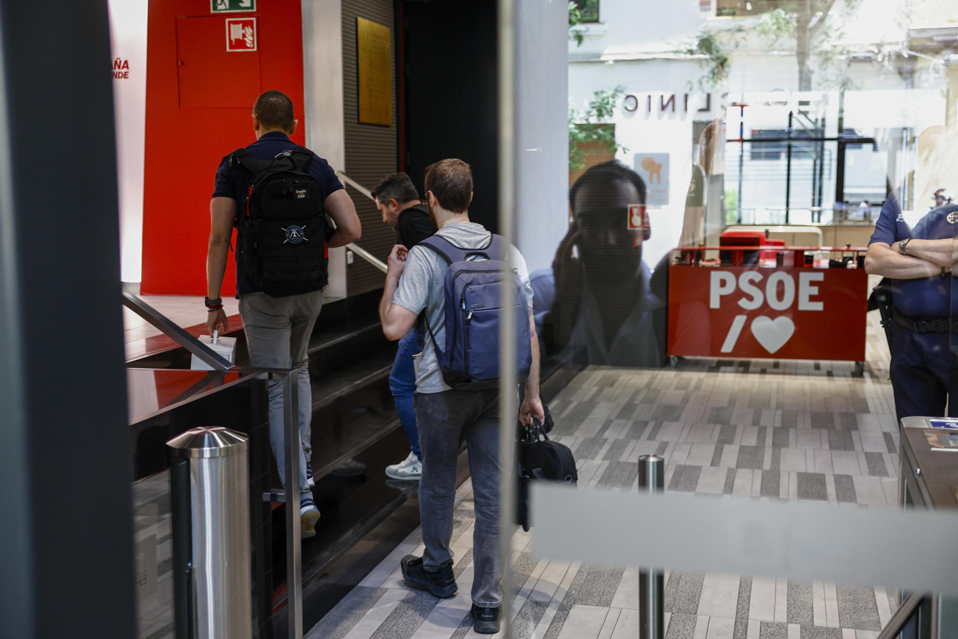 La Unidad Central Operativa (UCO) de la Guardia Civil ha accedido este viernes a la sede del PSOE, en la calle Ferraz, a petición del Tribunal Supremo, para clonar el correo corporativo del exsecretario de Organización del partido Santos Cerdán, investigado por adjudicaciones presuntamente irregulares.EFE/Rodrigo Jiménez