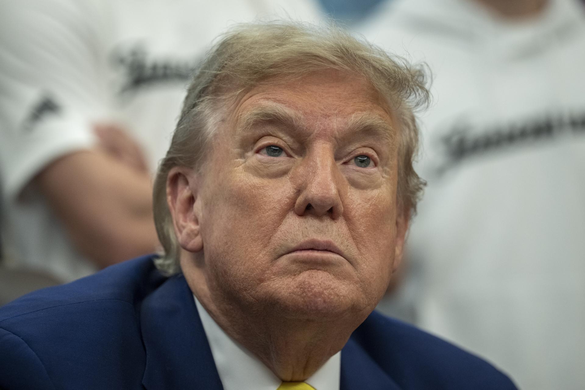 El presidente de Estados Unidos, Donald Trump, llegó este sábado a la Casa Blanca para reunirse con su gabinete de seguridad en medio de la incógnita sobre si Washington se unirá a los ataques israelíes contra Irán. EFE/EPA/KEN CEDENO / POOL