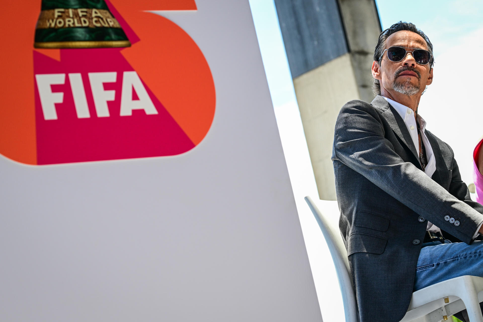 El cantante estadounidense Marc Anthony asiste al lanzamiento simbólico de la cuenta regresiva oficial para la Copa Mundial de la FIFA 2026, en el exterior del Museo de Arte Pérez, este miércoles en Miami (Estados Unidos). EFE/ Giorgio Viera