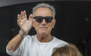 El músico estadounidense Bruce Springsteen llegó este jueves la ciudad española de San Sebastián para ofrecer dos conciertos. EFE/Javier Etxezarreta