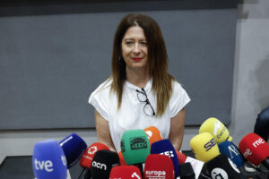 La exmilitante socialista Leire Díez comparece ante los medios después de solicitar su baja en el PSOE, donde declaró este martes por el expediente que tenía abierto al conocerse unos audios en los que reclamaba información comprometedora contra la UCO. EFE/ Chema Moya