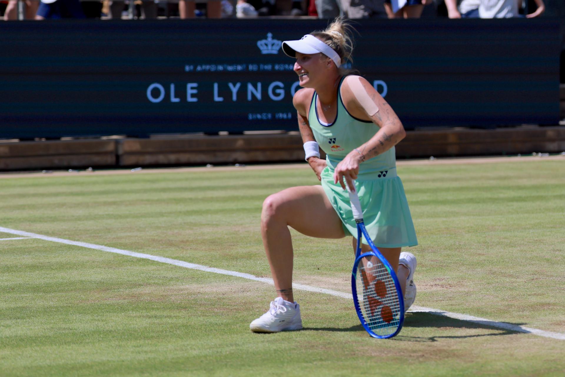 La checa Marketa Vondrousova, número 164 de la clasificación mundial, en la final ante la china Xinyu Wang en el torneo sobre hierba de Berlín.EFE/EPA/HANNIBAL HANSCHKE