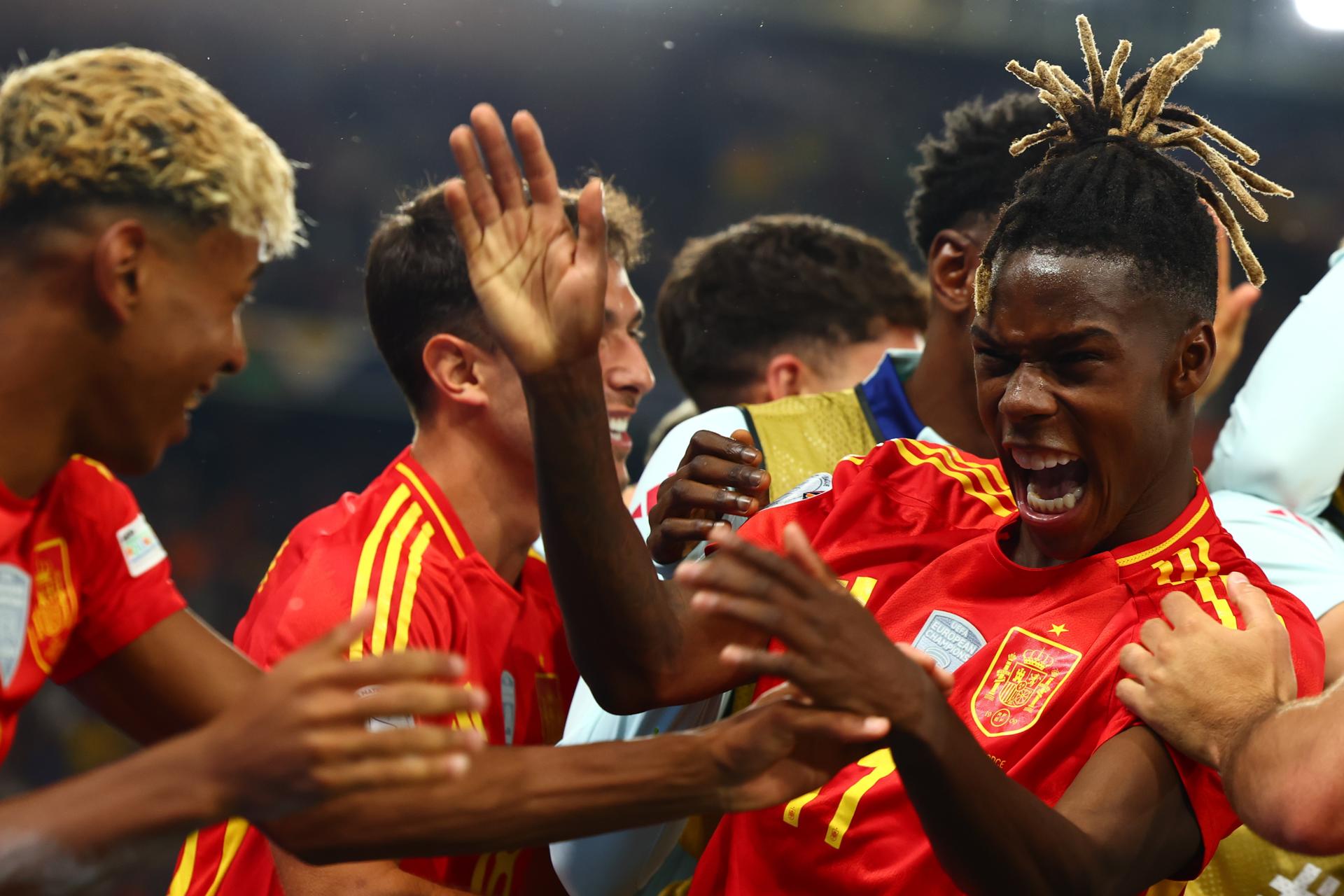Los jugadores españoles Lamine Yamal (i) y Nico Williams celebran un gol durante la segunda semifinal de la UEFA Nations League en Stuttgart, Alemania.EFE/EPA/ANNA SZILAGYI