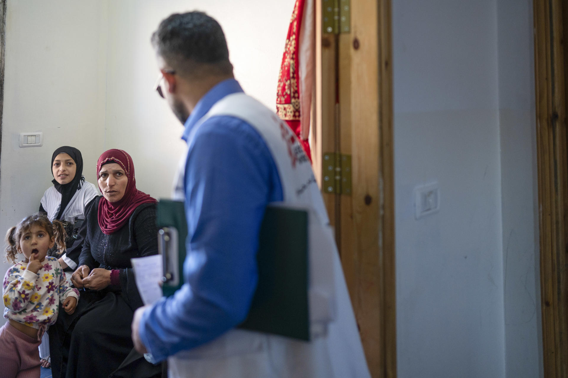 En las colinas del sur de Hebrón, donde los palestinos viven asediados por colonos y hostigados por el Ejército israelí, las clínicas móviles de Médicos Sin Fronteras (MSF) se han convertido en el último recurso para cientos de personas que no pueden ir al hospital o comprar sus medicinas. "Vivimos marginados. Si no fuera por Médicos Sin Fronteras... Dependemos de vosotros", lamenta, resignado, Ismail, un hombre de 73 años que ha venido a la clínica móvil de Al Jawaya para recoger un medicamento. EFE/ Magda Gibelli