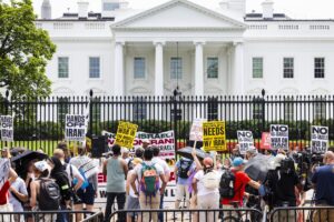 Decenas de manifestantes fueron captados este lunes, 23 de junio, al protestar contra la decisión del presidente estadounidense Donald Trump de bombardear tres instalaciones nucleares iraníes, frente a la Casa Blanca, en Washington DC (EE.UU.9. EFE/Jim Lo Scalzo