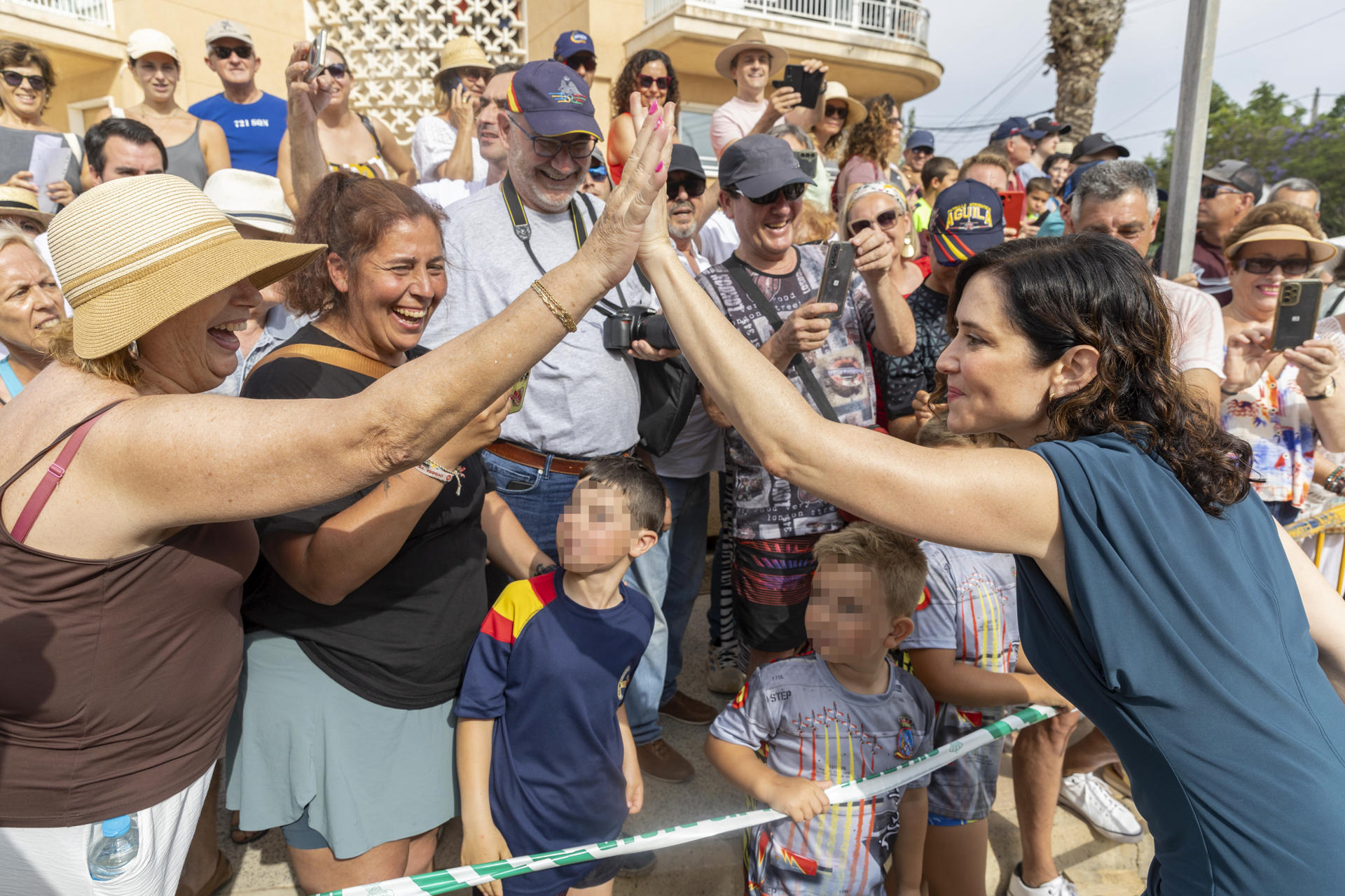 La presidenta de la Comunidad de Madrid, Isabel Díaz Ayuso (d), a su llegada al festival aéreo ‘Aire 2025’, que conmemora el 40 aniversario de la Patrulla Águila y que reúne a las mejores patrullas acrobáticas de Europa, este domingo en San Jaiver (Murcia). EFE/ Marcial Guillén