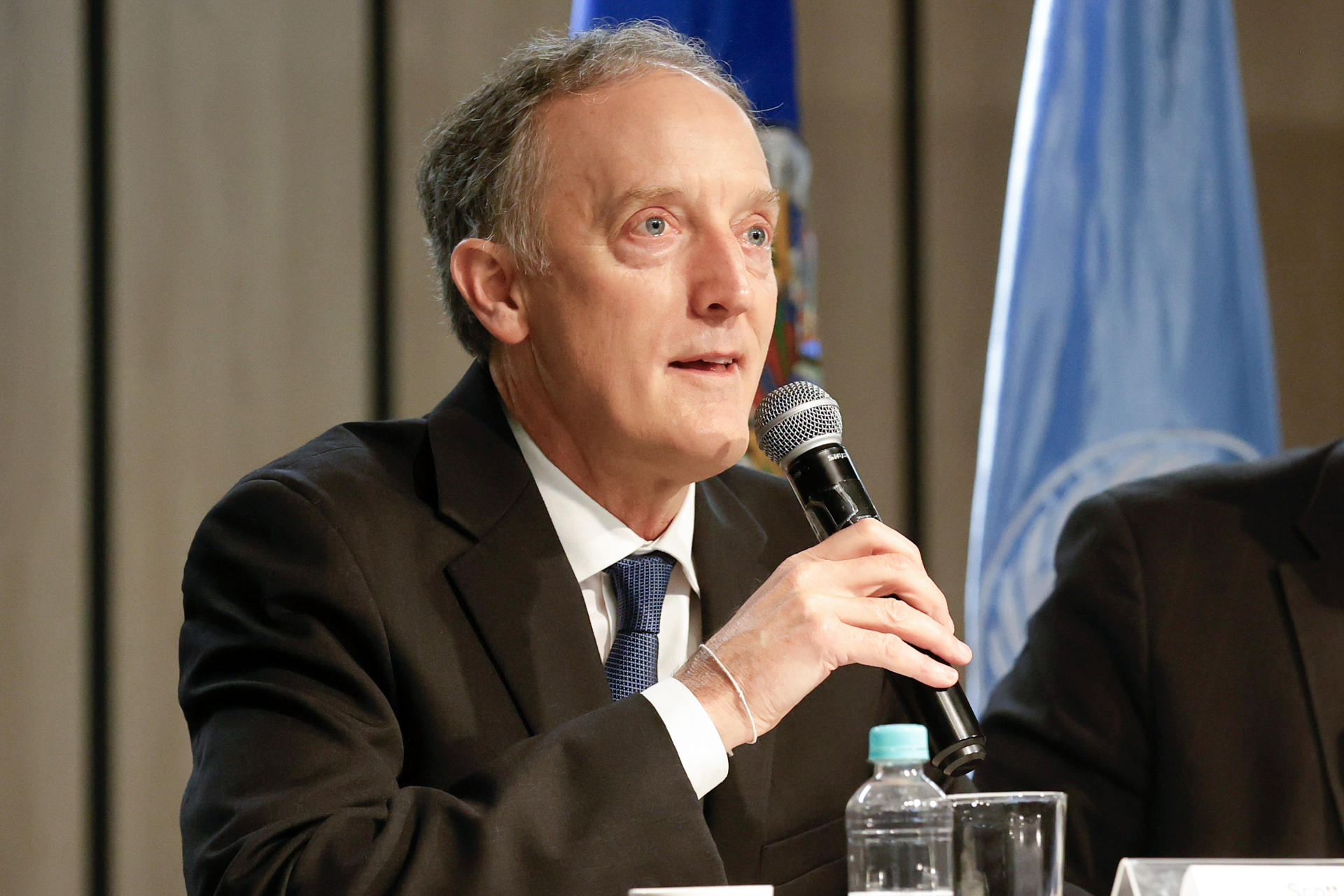 El representante en Colombia del Alto Comisionado, Scott Campbell, habla durante una reunión este martes, en Bogotá (Colombia). EFE/ Mauricio Dueñas Castañeda
