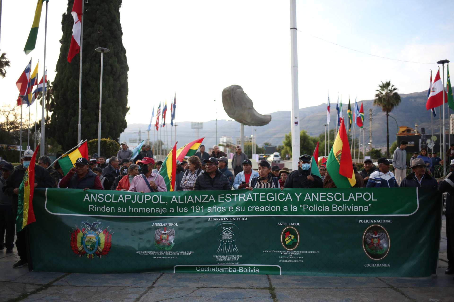 Personas participan en una protesta exigiendo justicia por la muerte de dos policías en enfrentamientos con simpatizantes de Evo Morales este miércoles. EFE/ Luis Gandarillas