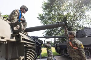 Soldados estadounidenses junto a un tanque Abrams en el parque West Potomac antes de un desfile militar el 14 de junio en Washington. EFE/EPA/JIM LO SCALZO