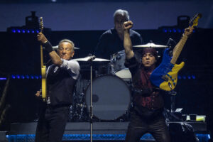 El músico estadounidense Bruce Springsteen (i), junto a su guitarrista Steven Van Zandt, durante el concierto con la E Street Band del sábado en el estadio de Anoeta, en San Sebastián. EFE/Javier Etxezarreta