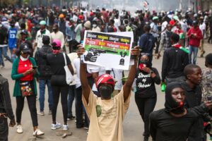 Nairobi, 25 jun (EFE).- Miles de personas se manifestaron este miércoles en Kenia, en unas marchas en las que murieron al menos 8 personas y 400 resultaron heridas y que conmemoraron el primer aniversario de las protestas masivas contra unas subidas fiscales que desembocaron el año pasado en la ocupación del Parlamento. EFE/EPA/STRINGER