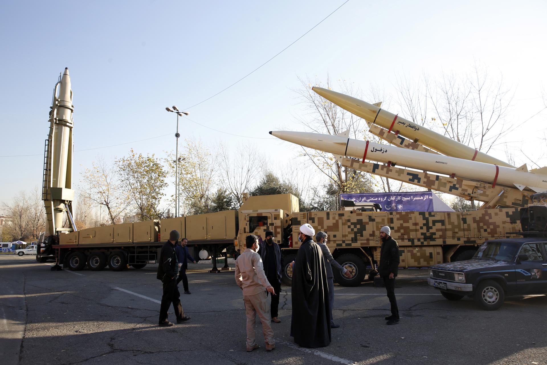 Foto de archivo de funcionarios iraníes reunidos alrededor misiles exhibidos en la mezquita Mosallah con motivo del segundo aniversario del ataque con misiles de Irán a la base aérea militar estadounidense Ayn al-Asad en Irak . EFE/EPA/ABEDIN TAHERKENAREH