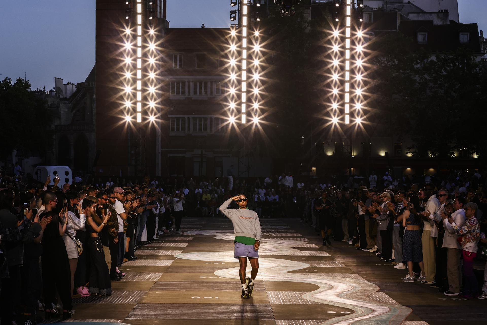 El músico y diseñador estadounidense Pharrell Williams aparece en la pasarela al final de la presentación de su colección Primavera/Verano 2026 para la casa de moda Louis Vuitton durante la Semana de la Moda de París, en París, Francia, 24 de junio de 2025. EFE/TERESA SUAREZ