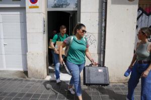 Imagen del pasado 10 de junio del momento en que dos agentes de la Guardia Civil salen de la casa del exministro José Luis Ábalos en Valéncia tras el registro que efectuó la Unidad Central Operativa (UCO) en el marco de la investigación abierta contra él en el Tribunal Supremo por el caso Koldo. EFE/Ana Escobar