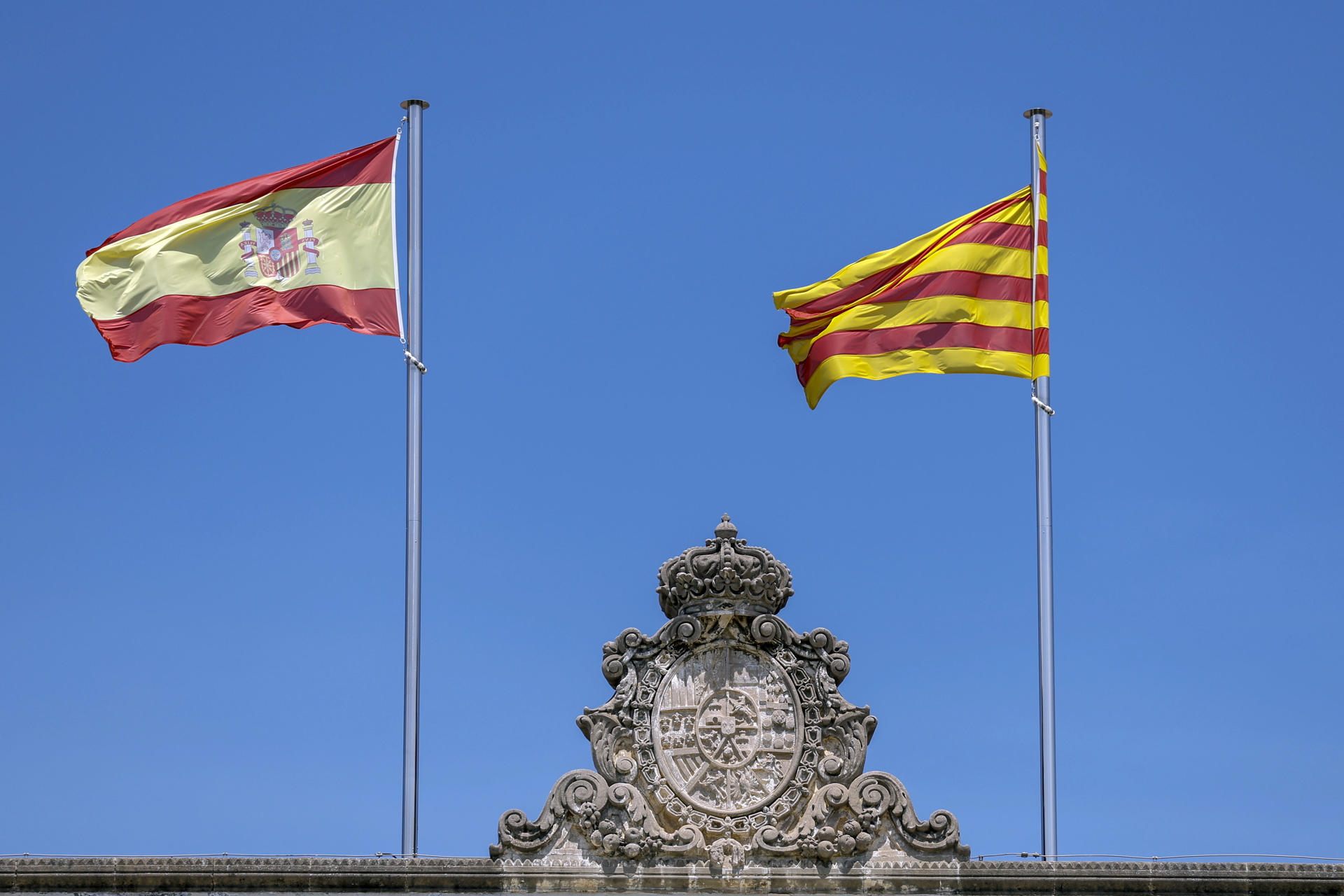 El Palau de Pedralbes, (en la imagen) y sus jardines han sido testigo de conciertos de estrellas como Mariah Carey, Los Planetas o Raphael, han albergado cumbres de alto nivel político, son sede de la Unión por el Mediterráneo y fueron una de las 'guaridas' secretas donde se gestó el referéndum unilateral del 1 de octubre de 2017. Estos son los múltiples usos que ha tenido y tiene el palacio que acogerá, mañana viernes, la XXVIII Conferencia de Presidentes. EFE/Toni Albir