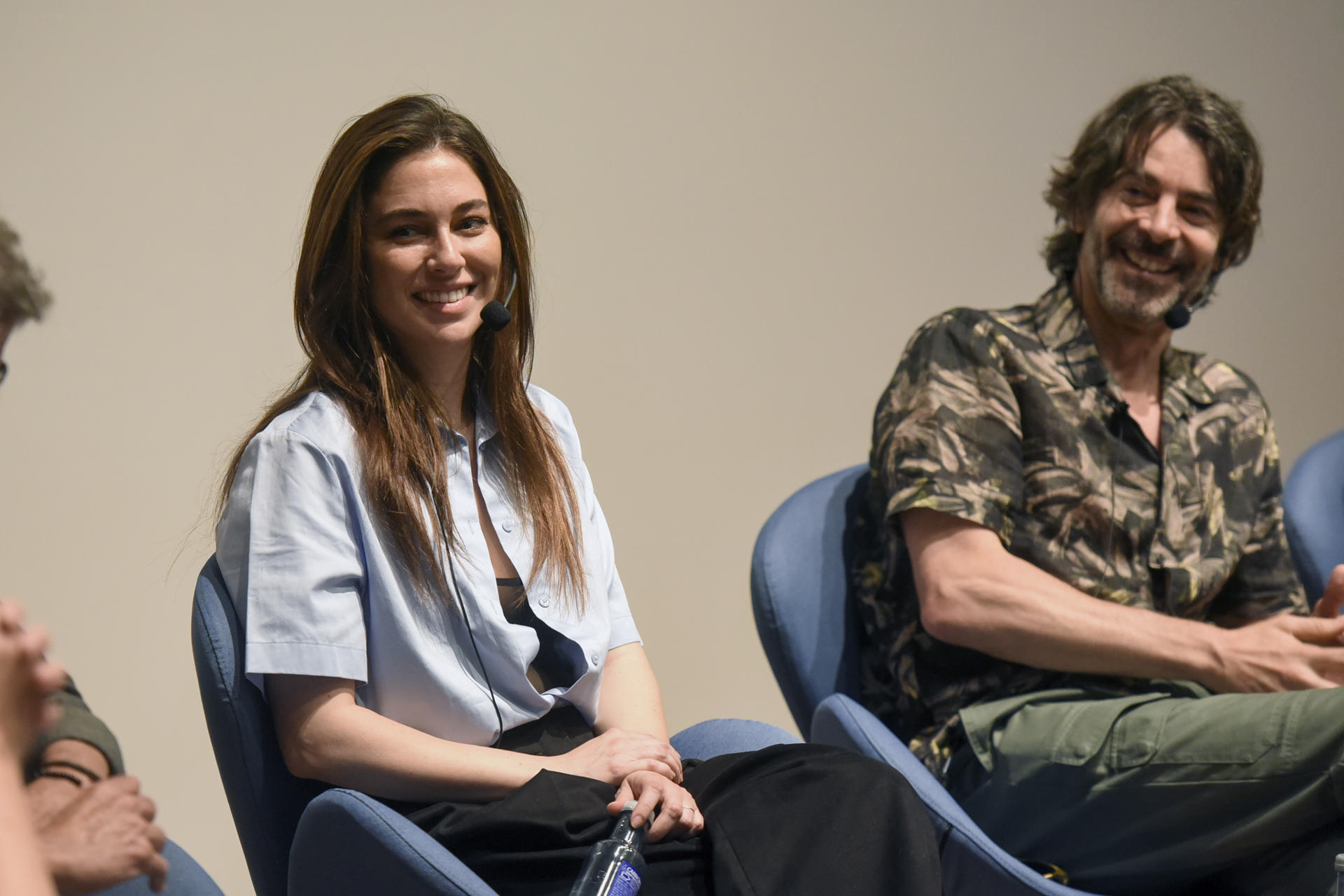 Los actores Eduardo Noriega y Blanca Suárez intervienen en la presentación en primicia del tráiler de la película "Parecido a un asesinato" este viernes en el Festival de cine de Huesca. EFE/ Javier Blasco