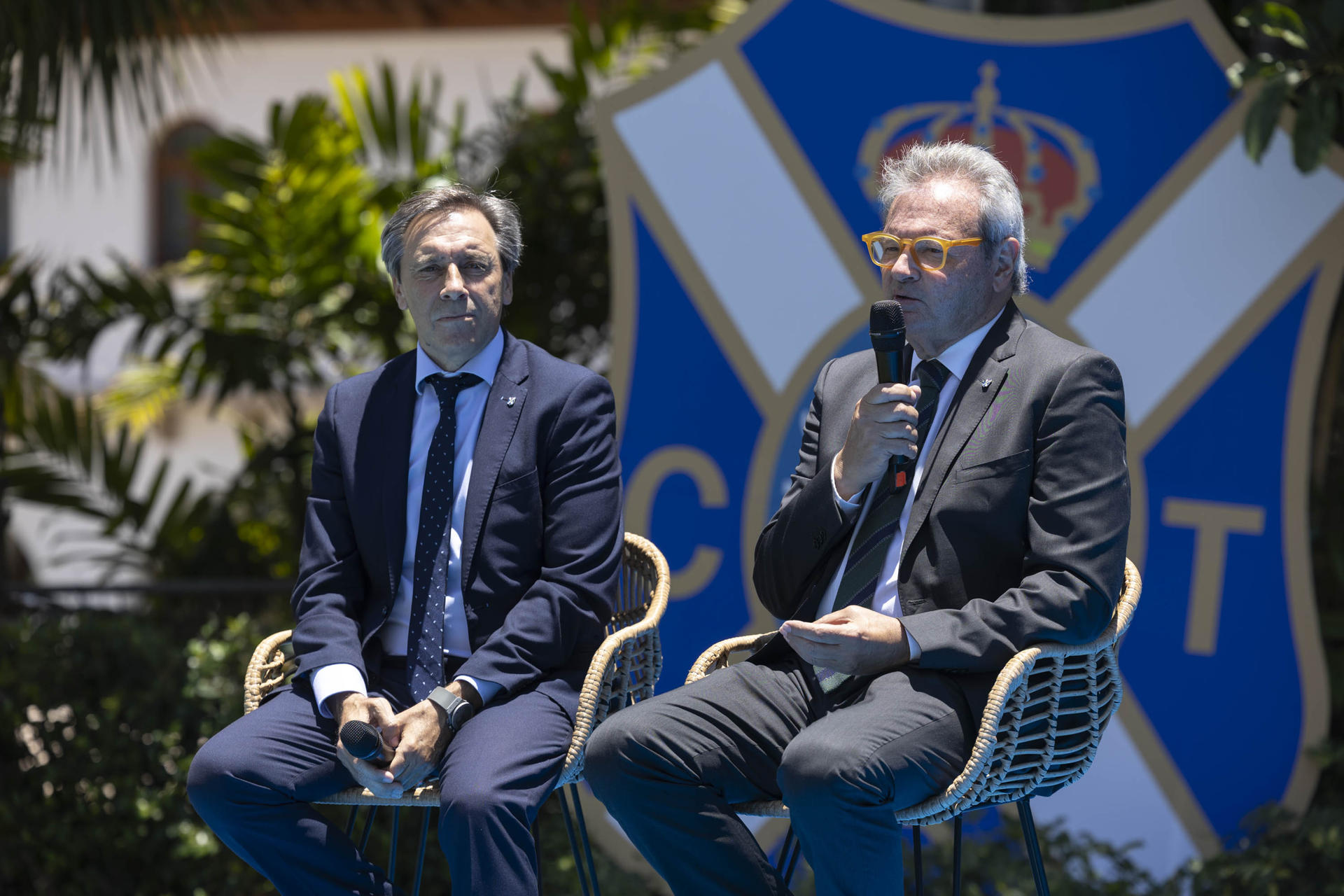 Los presidentes del CD Tenerife, Felipe Miñambres (i), y del Costa Adeje Tenerife Egatesa, Sergio Batista (d), y el director de la Liga F, Pablo Vilches, han presidido este jueves el acto del acuerdo por el que los dos clubes unen fuerzas a partir de la próxima temporada. EFE/Miguel Barreto