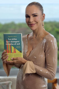 La modelo española Águeda López posa con su novela autobiográfica este jueves, en Miami (Estados Unidos). EFE/ Alberto Boal