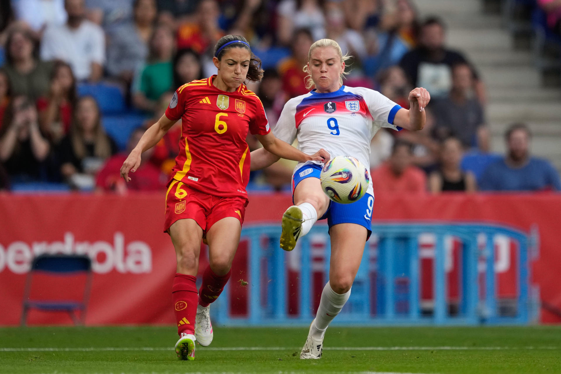 La centrocampista de España Aitana Bonmatí, y la delantera de Inglaterra Alessia Russo, durante el partido de la jornada 6 del grupo C de la Liga de Naciones entre España e Inglaterra, este martes en el RCDE Stadium en Cornellà de Llobregat (Barcelona).-EFE/ Alejandro García