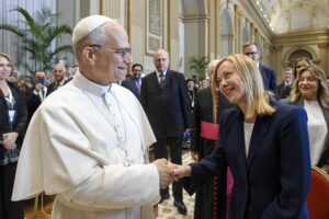 El papa León XIV estrecha la mano de la primera ministra italiana, Giorgia Meloni, durante una audiencia con los participantes en el Jubileo de los Gobernantes, en la Ciudad del Vaticano, el 21 de junio de 2025. EFE/EPA/VATICAN MEDIA HANDOUT USO EDITORIAL EXCLUSIVO/NO VENTAS