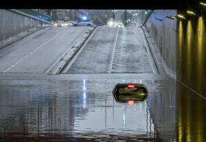 Vista de un túnel inundado en Valladolid como consecuencia de las precipitaciones caídas en la ciudad este martes. EFE/R. GARCIA