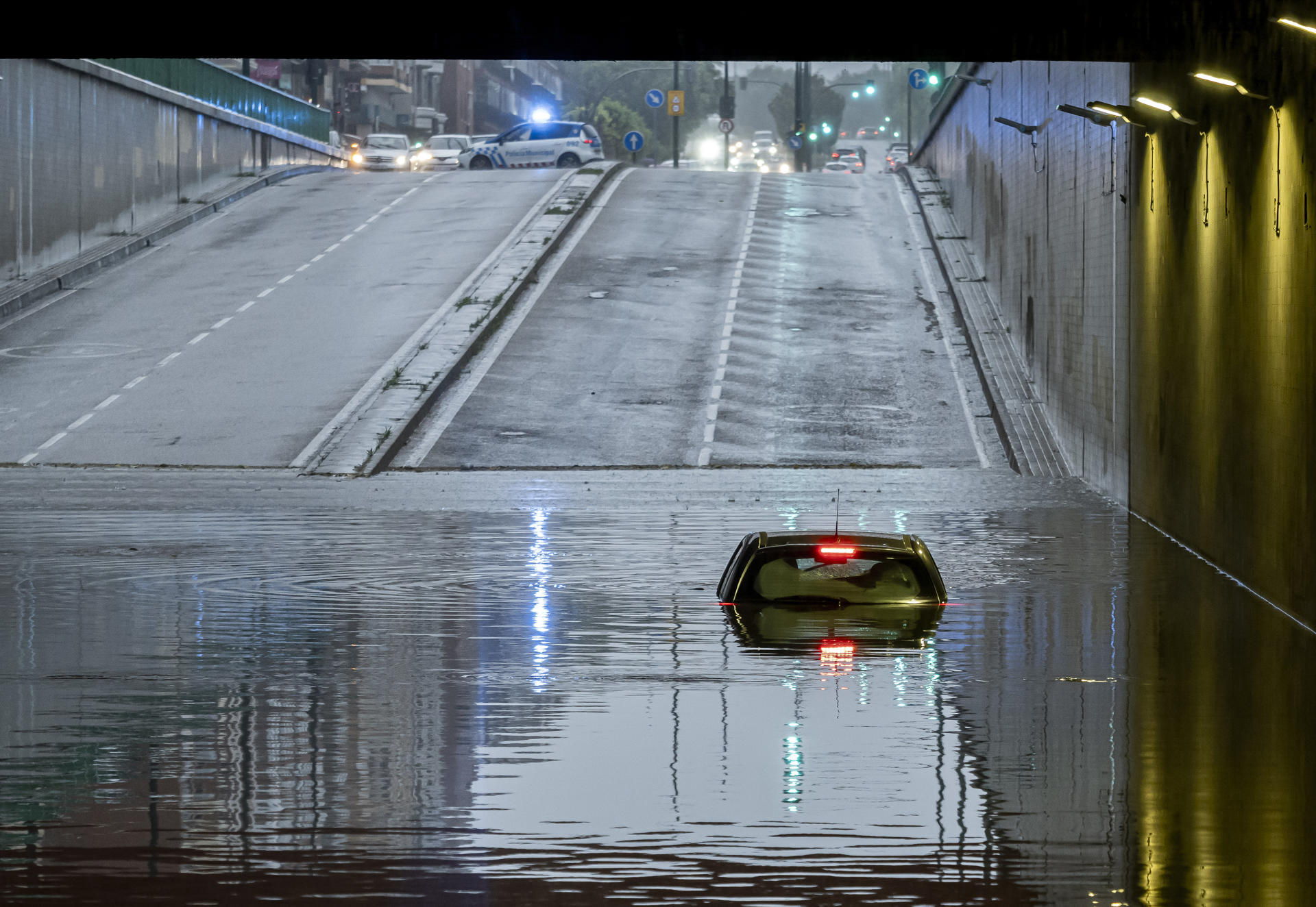 Vista de un túnel inundado en Valladolid como consecuencia de las precipitaciones caídas en la ciudad este martes. EFE/R. GARCIA