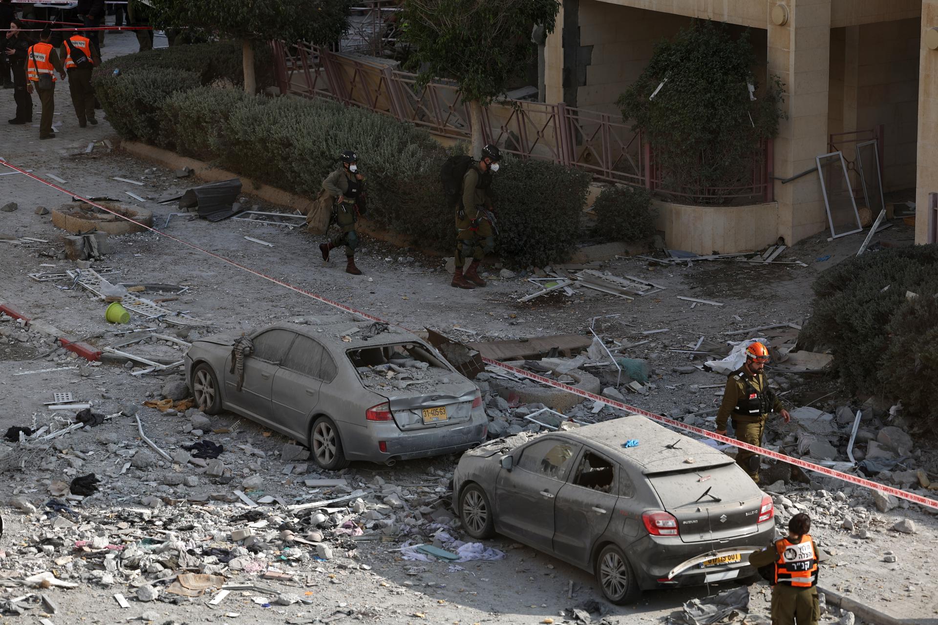 Vista de coches dañados y escombros mientras los equipos de rescate israelíes trabajan en el lugar de un ataque con misiles en una zona residencial de Be'er Sheva, en el sur de Israel, el 24 de junio de 2025. El ejército israelí declaró que Irán lanzó un aluvión de misiles balísticos contra Israel durante la noche. Magen David Adom (MDA), los servicios nacionales de emergencia de Israel, informaron de al menos cuatro muertos y decenas de heridos en el sur de Israel. 
EFE/EPA/ATEF SAFADI
//////////
Be'er Sheva (Israel), 24/06/2025.- A view of damaged cars and debris as Israeli rescue teams work at the site of a missile strike on a residential area in Be'er Sheva, southern Israel, 24 June 2025. Israel's military stated Iran launched a barrage of ballistic missiles at Israel overnight. Magen David Adom (MDA), Israel's national emergency services, reported at least four killed and dozens injured in southern Israel. EFE/EPA/ATEF SAFADI
