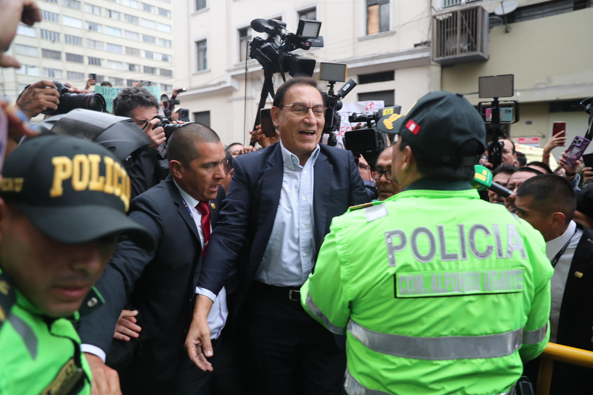 El expresidente de Perú Martín Vizcarra llega este jueves, a un juzgado en Lima (Perú). EFE/ Paolo Aguilar