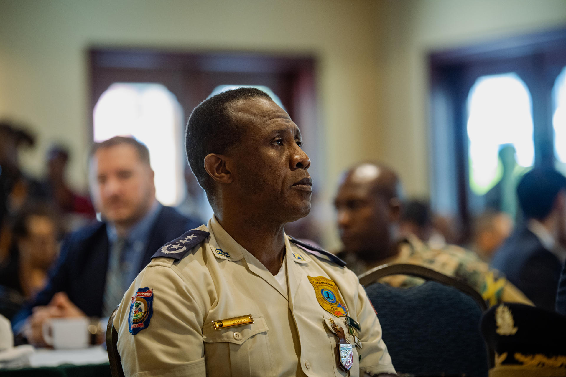 El director general de la Policía Nacional de Haití (PNH), Rameau Normil, asiste la conmemoración del primer aniversario de la llegada de la fuerza de seguridad internacional para combatir las pandillas y restablecer el orden en Haití este jueves, en Puerto Príncipe (Haiti). EFE/ Mentor David Lorens