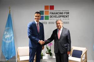 El presidente del Gobierno, Pedro Sánchez, ha mantenido este lunes un encuentro con el secretario general de Naciones Unidas, António Guterres, con motivo de la IV Conferencia Internacional sobre la Financiación para el Desarrollo de Naciones Unidas, en el Palacio de Congresos y Exposiciones de Sevilla (Fibes). EFE/Moncloa/Borja Puig de la Bellacasa / SOLO USO EDITORIAL/SOLO DISPONIBLE PARA ILUSTRAR LA NOTICIA QUE ACOMPAÑA (CRÉDITO OBLIGATORIO)