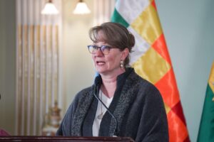 Fotografía cedida de la coordinadora residente de la ONU en Bolivia, Anna Pont, hablando en una rueda de prensa este 17 de junio de 2025, en La Paz (Bolivia). EFE/ Ministerios De Exteriores