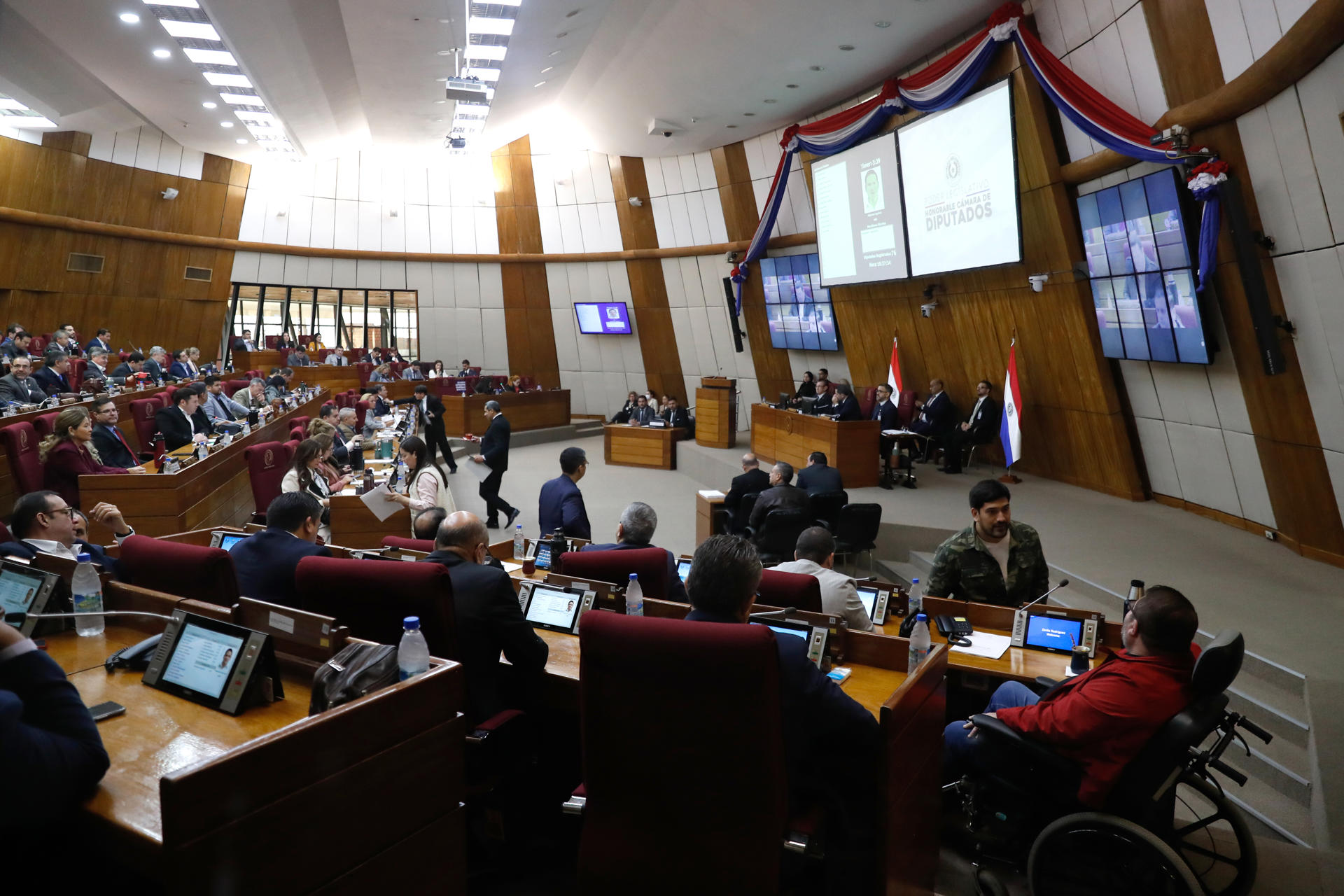 La Cámara Baja de Paraguay aprobó la intervención administrativa de las municipalidades de Asunción y Ciudad del Este, las dos principales localidades del país, debido a presuntas "irregularidades" en su ejecución presupuestaria, lo que puede llevar a la suspensión de sus alcaldes mientras dure el proceso. EFE/ Juan Pablo Pino