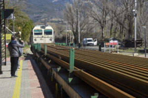 Un tren carrilero cargado con raíles de tren llega a la estación de ferrocarril de Ayerbe (Huesca) con motivo de la presentación de las actuaciones para la modernización de la línea ferroviaria de Canfranc, para una futura reapertura con Francia, en una imagen de archivo. EFE/ Javier Blasco