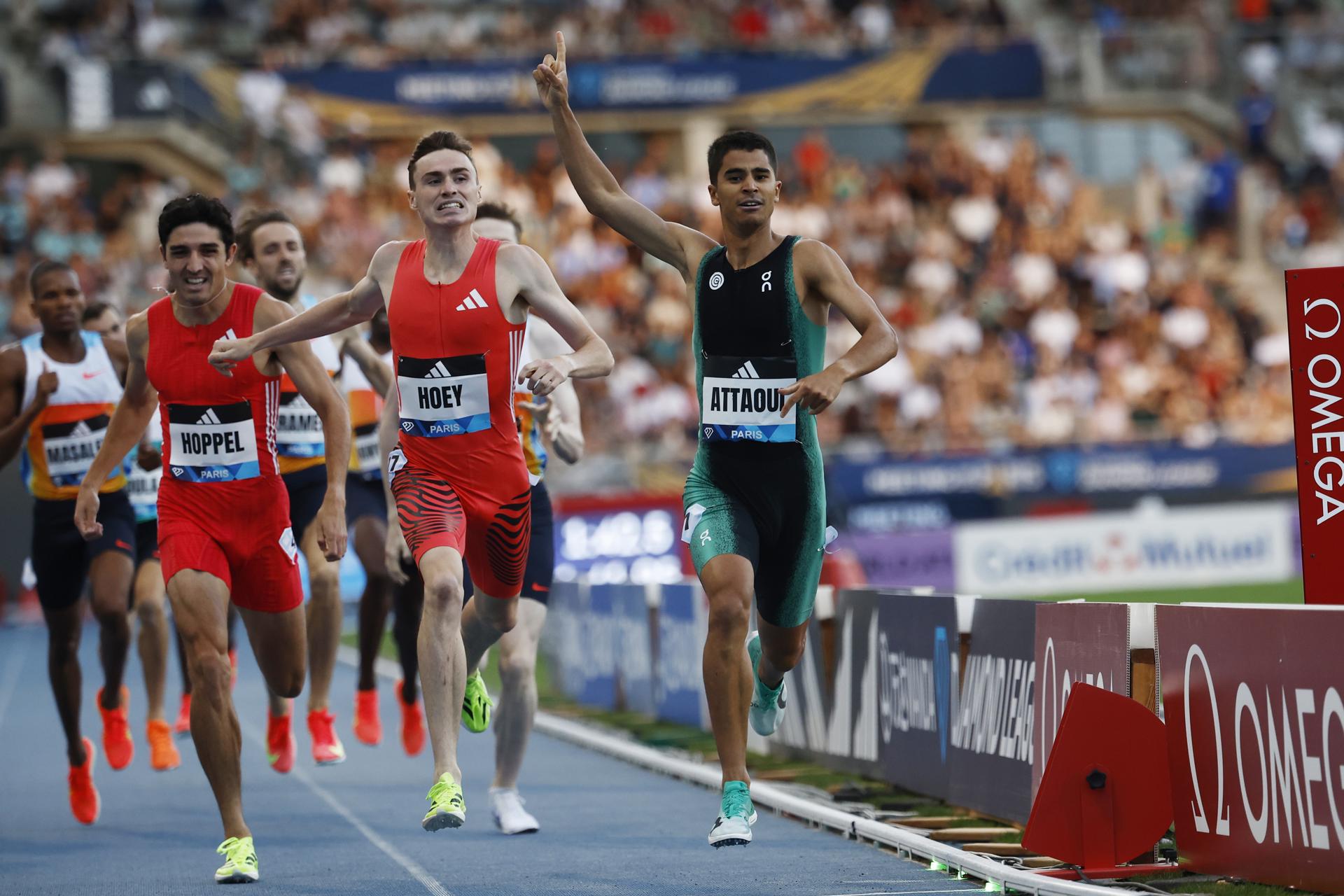 El cántabro Mohamed Attaoui logró este viernes en París la primera victoria española de la temporada en la Liga Diamante, al ganar la carrera de 800 metros con un tiempo de 1:42.73. EFE/Yoan Valat