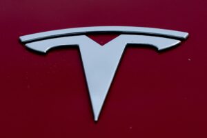 Foto de archivo del logo de Tesla. EFE/FILIP SINGER