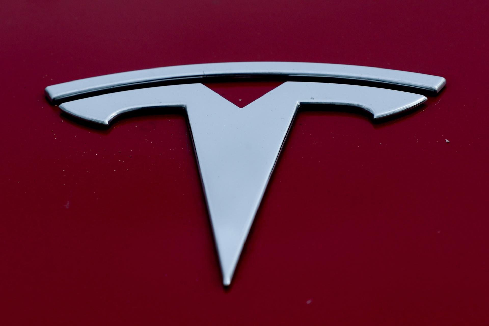 Foto de archivo del logo de Tesla. EFE/FILIP SINGER