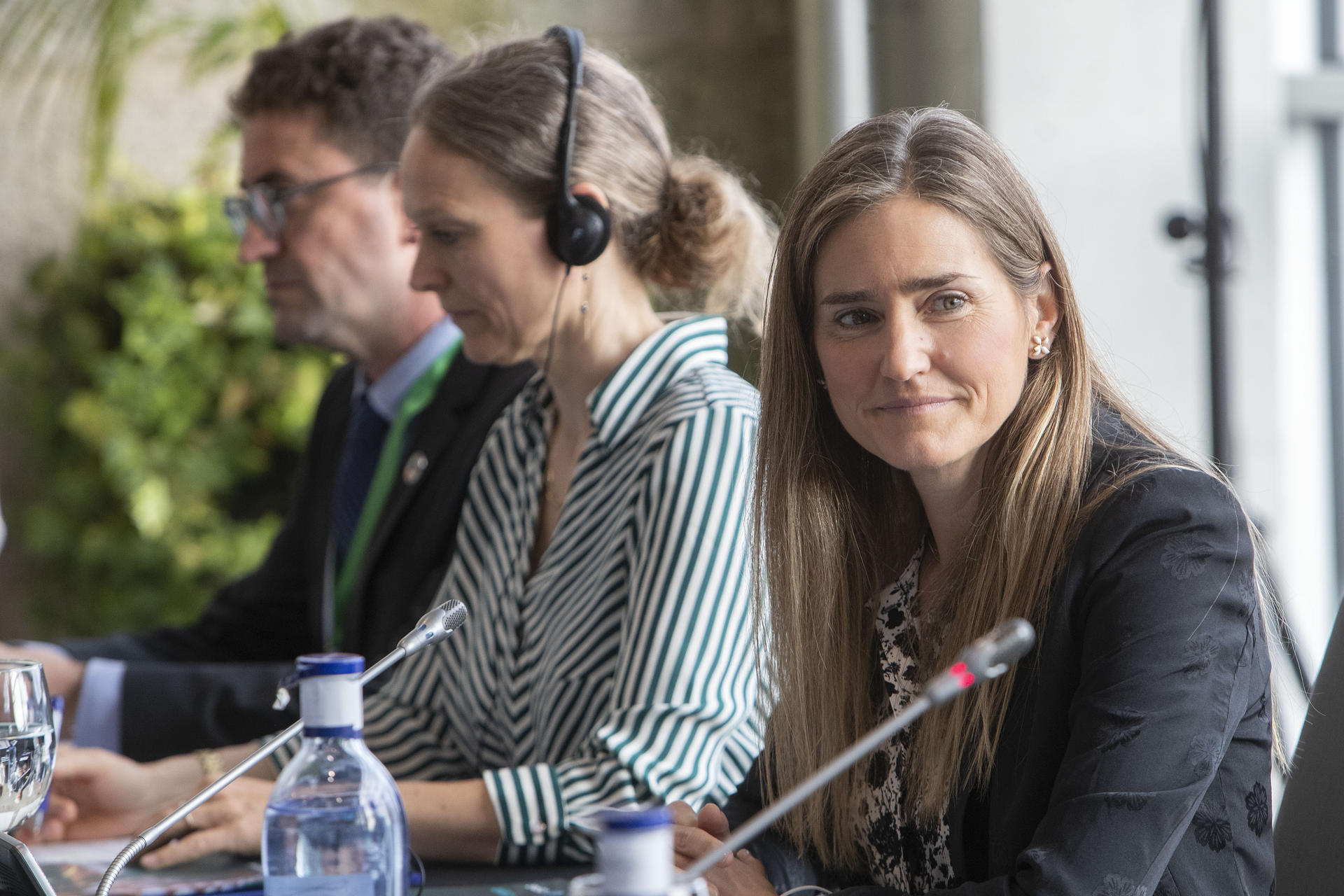 La ministra para la Transición Ecológica y el Reto Demográfico, Sara Aagesen (d), la presidenta del OSPAR Ane-Marie Lovendahi (C) y el representante del ministerio, Jose Francisco Ureta (i) asisten a la reunión ministerial del Convenio OSPAR, sobre la protección del medioambiente marino en el Atlántico Nordeste, celebrada este jueves en Vigo. EFE / Salvador Sas