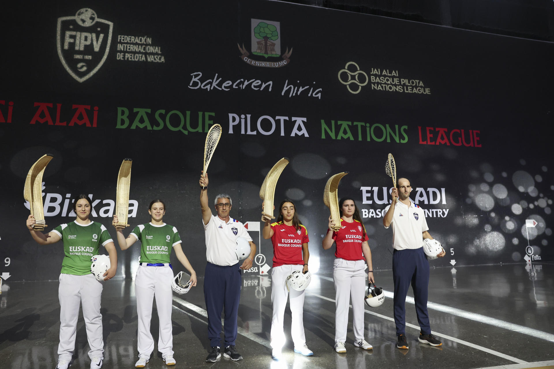 Las representantes vascas Elaia y Maia (i) y las españolas Eriza y Arai (2d y 3d) saludan antes de la final femenina. EFE/Luis Tejido