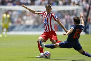 Joao Neves del PSG (I) se lanza hacia Clement Lenglet del Atlético de Madrid (I) durante la primera parte del partido de la fase de grupos del Mundial de Clubes de la FIFA 2025 entre el Paris Saint-Germain y el Atlético de Madrid en Pasadena, California, EE. UU. EFE/EPA/CAROLINE BREHMAN