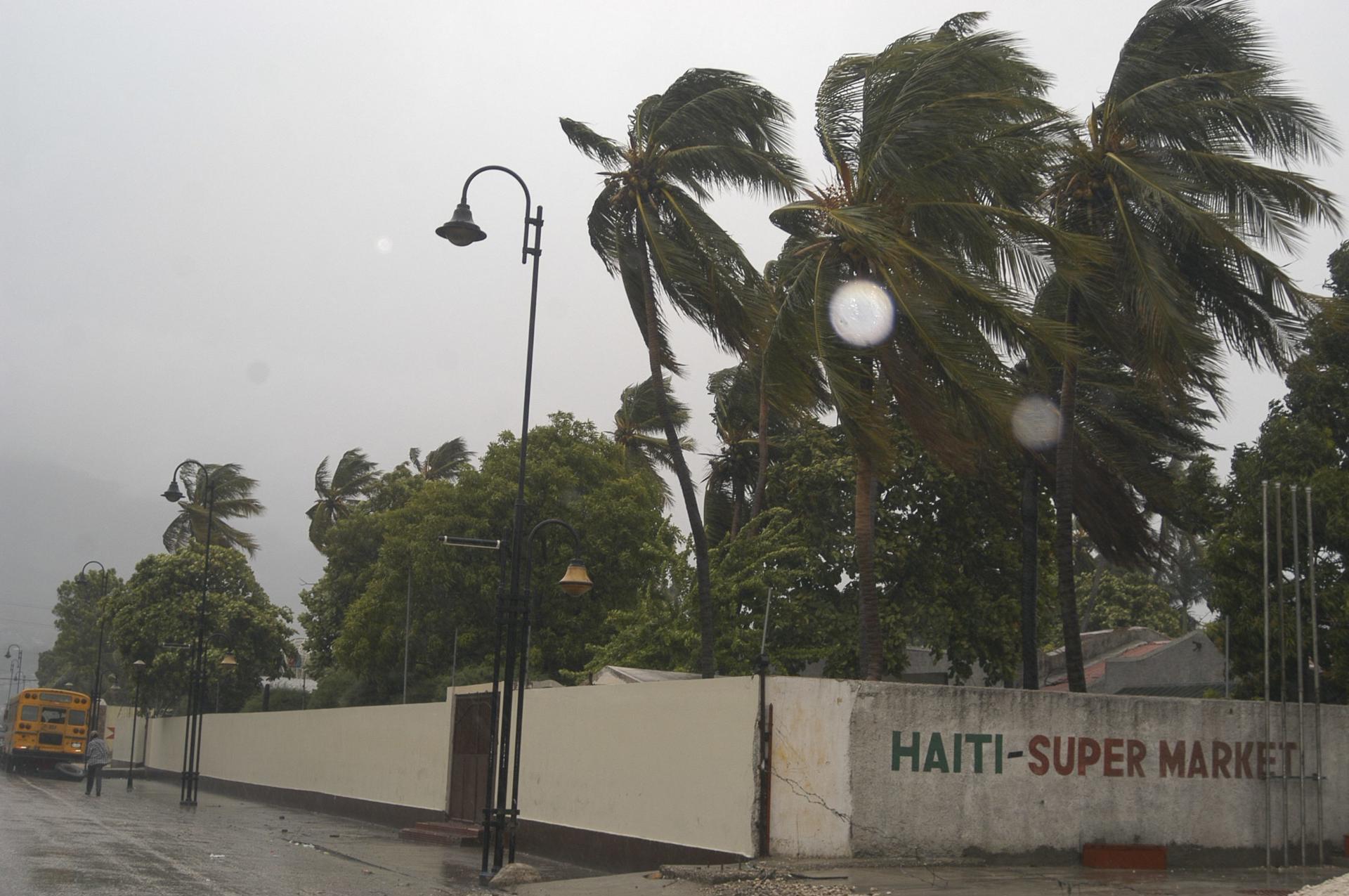 Fotografía de archivo del paso de un huracán por Puerto Príncipe (Haití). EFE/Rood Chery