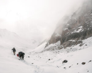 El explorador de National Geographic Paul Salopek camina a través del corredor de Wakhan, en Afganistán, en 2017. EFE/Matthieu Paley/National Geographic -SOLO USO EDITORIAL/SOLO DISPONIBLE PARA ILUSTRAR LA NOTICIA QUE ACOMPAÑA (CRÉDITO OBLIGATORIO)-